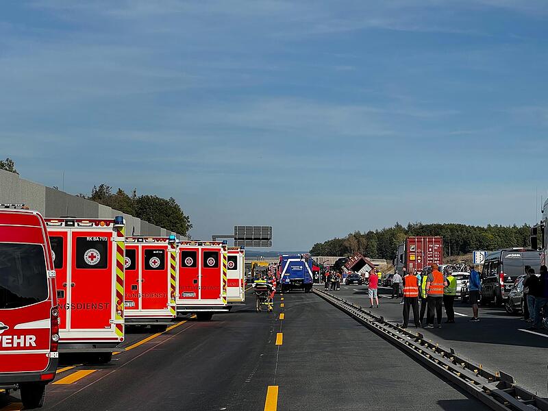 Zahlreiche Feuerwehrfahrzeuge waren vor Ort.