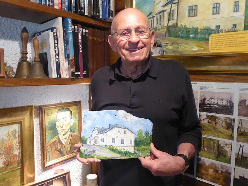 Oswald Kohl aus Weilersbach mit  einem Bild seines Geburtshauses, das er auf eine Dachschieferplatte von selbigem gemalt hat.
