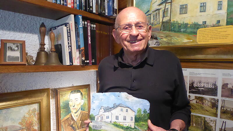 Oswald Kohl aus Weilersbach mit  einem Bild seines Geburtshauses, das er auf eine Dachschieferplatte von selbigem gemalt hat.