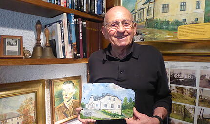 Oswald Kohl aus Weilersbach mit  einem Bild seines Geburtshauses, das er auf eine Dachschieferplatte von selbigem gemalt hat.