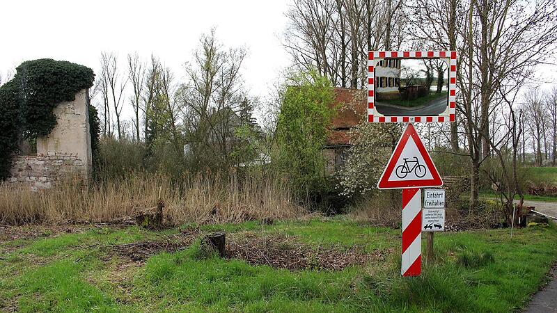 Zwischen der Ruine des einstigen Wasserschlosses (links) und der alten Scheune (rechts im Bild) k&ouml;nnte nach dem Konzept der Radweg auf Stelzen verlaufen und in die Stra&szlig;e &bdquo;Parkweg&ldquo; einm&uuml;nden. Schilder an der Stelle und am Pfarrhaus (im Spiegel) ma...