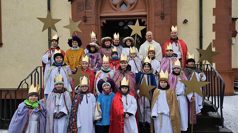 Nach einem Gottesdienst in der Pfarrkirche zum Thema "Kinderrechte" entsandte Pfarrvikar Matthias Karwath 24 Sternsinger. In sieben Gruppen zogen sie in Euerdorf von Haus zu Haus und sammelten f&uuml;r den guten Zweck.