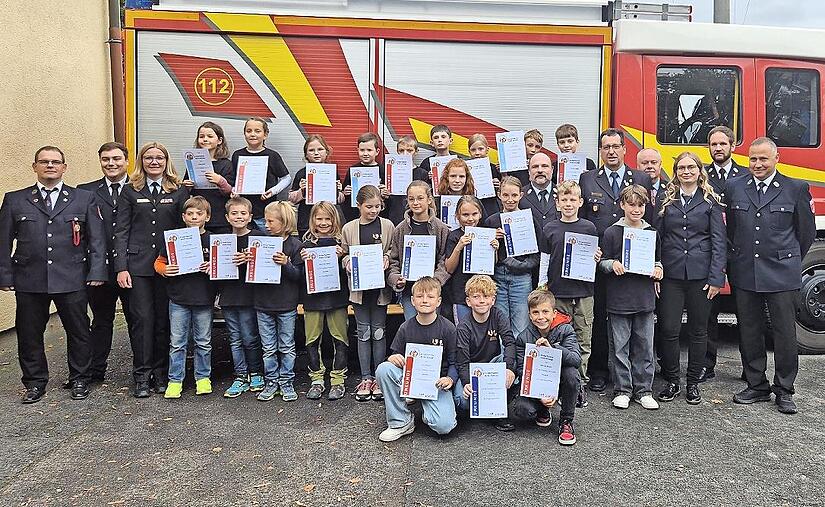 23 „Feuerfüchse“ der Kinderfeuerwehr Ramsthal erhielten nach erfolgreicher Ausbildung das Abzeichen „Kinderflamme“.