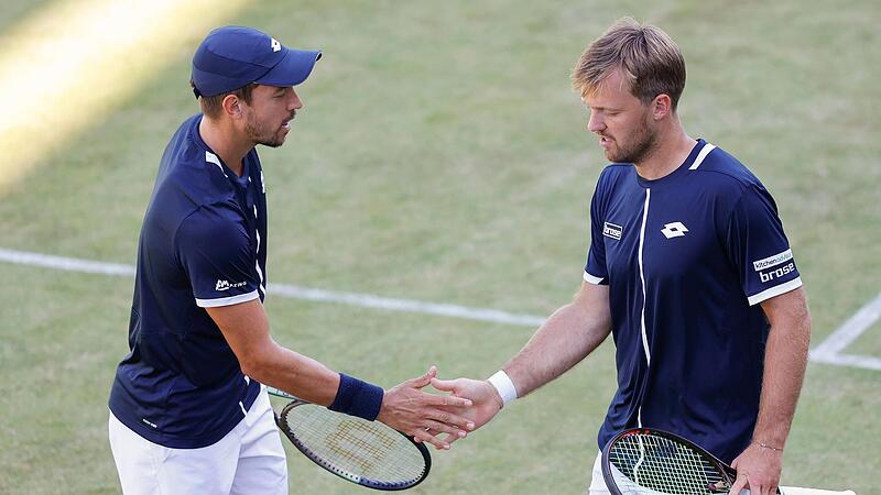 Nach 101 Minuten Spielzeit war das Viertelfinal-Aus bei den Halle Open f&uuml;r Andreas Mies (links) und den Coburger Kevin Krawietz am Donnerstagabend besiegelt.