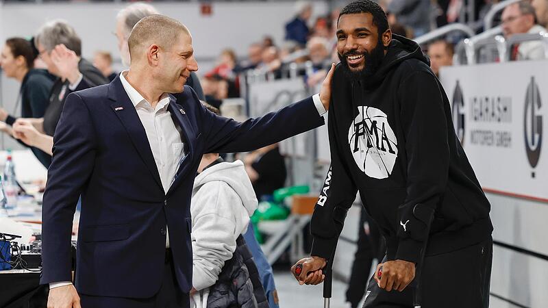 Brose-Trainer Oren Amiel begr&uuml;&szlig;t vor dem Derby gegen W&uuml;rzburg den verletzten Amir Bell.
