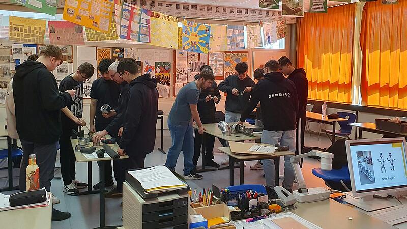Unter Anleitung von Ausbildungsmonteur Stefan K&uuml;nzel und Erik Reu&szlig;,&nbsp;Meister im W&auml;rme-, K&auml;lte-, Schall- und Brandschutzisoliererhandwerk, konnten die Sch&uuml;ler ihr Geschick unter Beweis stellen.