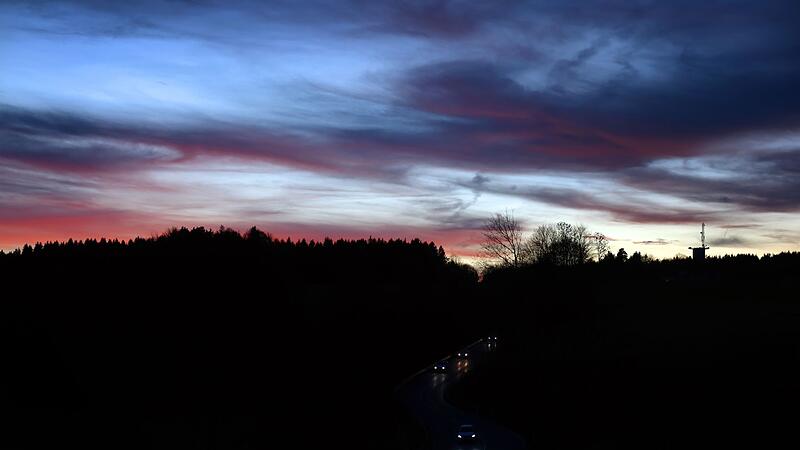 Landstraße zur blauen Stunde Landstraße zur blauen Stunde