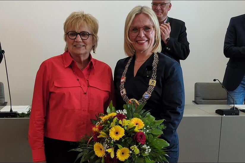 Das &auml;lteste Stadtratsmitglied, Anita Kern, hat Martina Hebendanz offiziell als Oberb&uuml;rgermeisterin der Stadt Forchheim vereidigt.