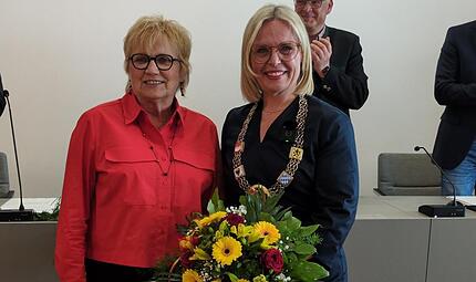 Das &auml;lteste Stadtratsmitglied, Anita Kern, hat Martina Hebendanz offiziell als Oberb&uuml;rgermeisterin der Stadt Forchheim vereidigt.
