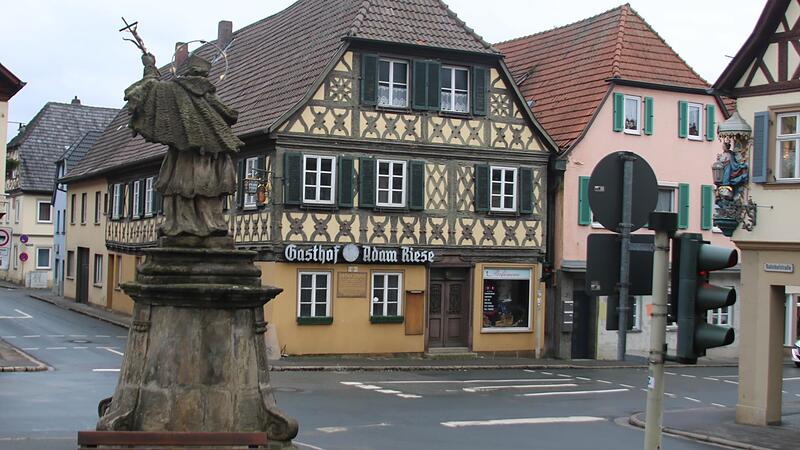 Mitten in der Staffelsteiner Altstadt befindet sich der Gasthof „Adam Riese“. Leider steht das Barockhaus aus dem 17. Jahrhundert seit einigen Jahren leer.