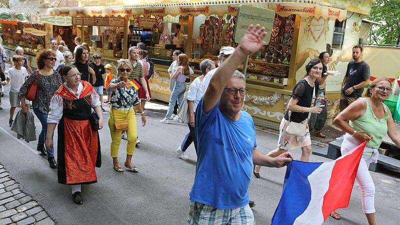 Forchheims Partnerst&auml;dte waren auch vertreten.Der Annafest-Umzug in Forchheim 2022