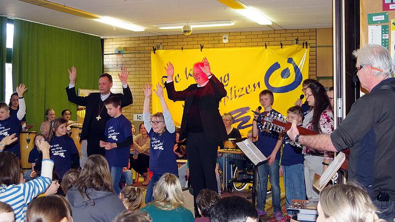 Bei den „Kids vom Ring“ war Mitmachen für Erzbischof Herwig Gössl (links) und Stadtpfarrer Thomas Teuchgräber angesagt.