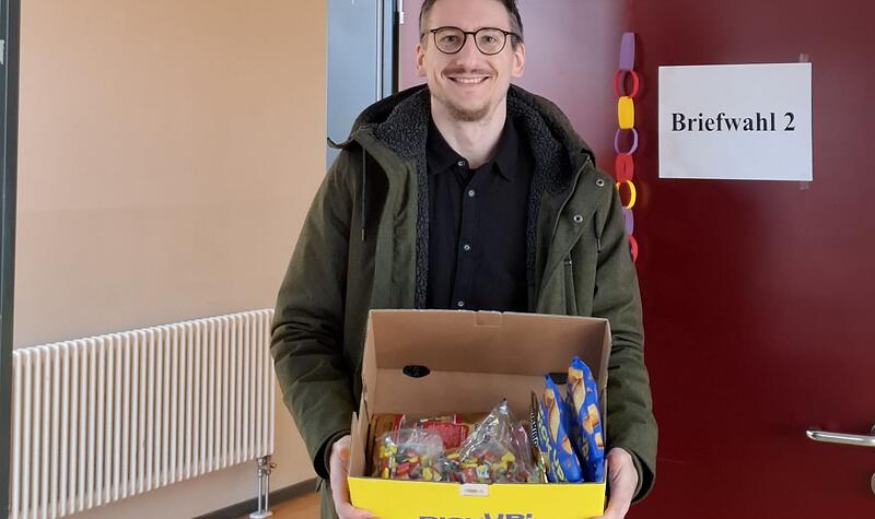 Jan Marberg bringt den Helfenden Naschereien