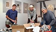 Da müssen noch einige Bilder aufgehängt und einige Skulpturen platziert werden: Cornelia Morsch, Thomas Brix (rechts) und Heinz Gerber sind in diesen Tagen im Historischen Badhaus damit beschäftigt, die Ausstellung „Retrospektive“ vorzubereiten.