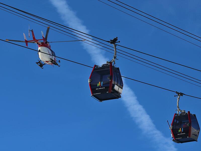 Rettungshubschrauber &uuml;ber Skigebiet