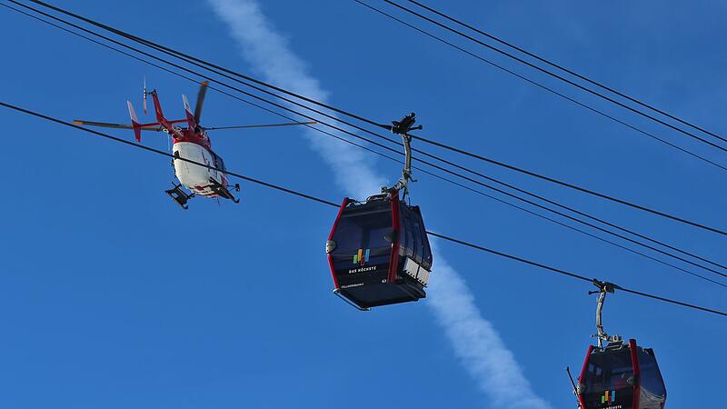 Rettungshubschrauber &uuml;ber Skigebiet