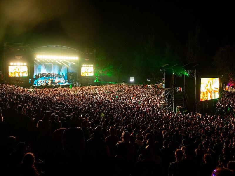 Das Line-Up des Taubertal-Festivals 2024 ist noch nicht vollständig bekannt. Acts wie Deichkind und Nina Chuba stehen schon fest. Das Line-Up des Taubertal-Festivals 2024 ist noch nicht vollständig bekannt. Acts wie Deichkind und Nina Chuba stehen schon fest. 