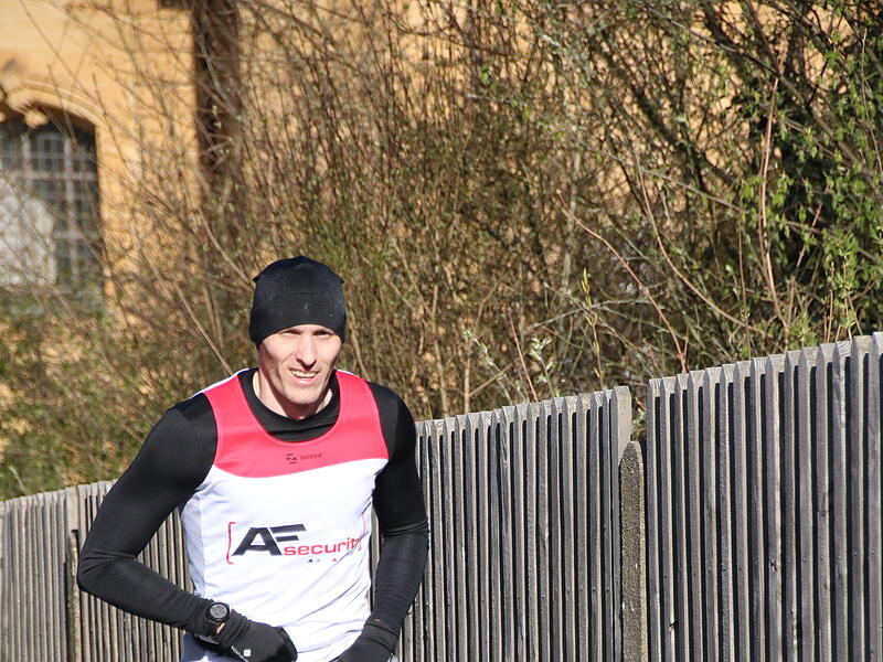 Strahlender Sonnenschein, aber nur niedrige Plusgrade erwartete die L&auml;ufer beim 19. Obermain-Marathon rund um Bad Staffelstein. Die Marathon-Strecke f&uuml;hrte wieder an den beiden Wahrzeichen der Kurstadt, dem Kloster Banz und der Basilika Vierzehnheiligen vorbei.