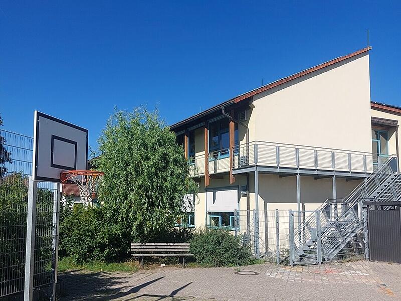 Hinter dem Grundschulgebäude der Gemeinde Großenseebach  ist der Erweiterungsbau geplant.