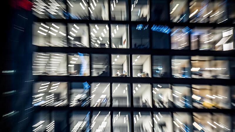 Arbeitnehmer täuschen Aktivität am Arbeitsplatz vor. Arbeitnehmer täuschen Aktivität am Arbeitsplatz vor.