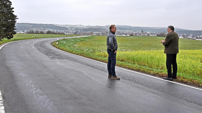 B&uuml;rgermeister Oswald Siebenhaar (r.) und sein Stellvertreter Matthias Kern begutachten die Staatsstra&szlig;e 2242 an der Gemeindegrenze zwischen Effeltrich und Langensendelbach.