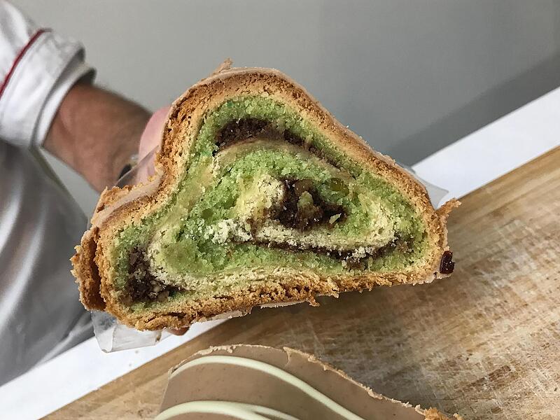 War bei den spontanen Besuchern am Testtisch sehr beliebt und räumte am Ende 100 Punkte ab: Der Mozartstollen mit grüner Füllung aus Pistazien. War bei den spontanen Besuchern am Testtisch sehr beliebt und räumte am Ende 100 Punkte ab: Der Mozartstollen mit grüner Füllung aus Pistazien.