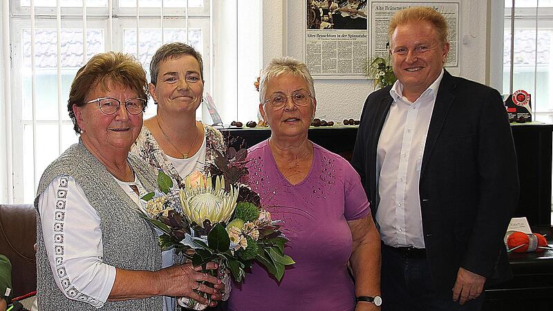 25 Jahre lang war Magdalena Dünisch (links) Chefin des Strickkreises Poppenlauer. Ihre Nachfolgerin ist Sonja Kuhn (Mitte), Stellvertreterin ist Inge Förster.