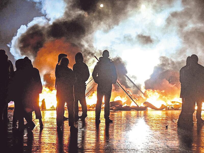 Demonstranten der Bewegung „Bloquons tout“ („Lasst uns alles blockieren“) legen ein Feuer, um das Cadix-Viadukt zu blockieren.