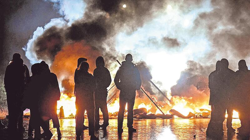 Demonstranten der Bewegung „Bloquons tout“ („Lasst uns alles blockieren“) legen ein Feuer, um das Cadix-Viadukt zu blockieren.