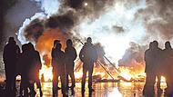 Demonstranten der Bewegung „Bloquons tout“ („Lasst uns alles blockieren“) legen ein Feuer, um das Cadix-Viadukt zu blockieren.
