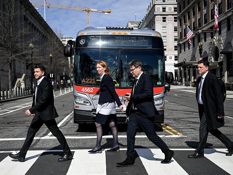 Robert Habeck (Zweiter von rechts, B&uuml;ndnis 90/Die Gr&uuml;nen), Vizekanzler und Bundesminister f&uuml;r Wirtschaft und Klimaschutz, unterwegs in Washington D.C. Neben dem Treffen mit seiner Amtskollegin stehen noch weitere Gespr&auml;chen zur Energiesicherheit und Finanzsanktion auf dem Programm.