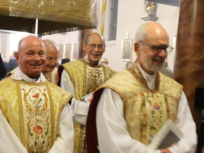Nach dem Abschiedsgottesdienst verlässt Pfarrer Hans Thurn (2. von rechts) zusammen mit Pfarrvikar Mariusz Dolny (1. von links), Pfarrer Karl Ebner und Domkapitular Armin Haas (rechts) die Kothener Kirche.
