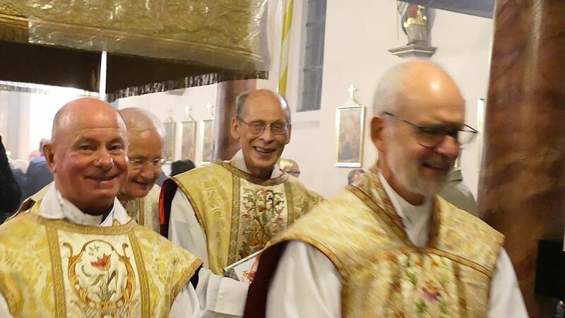 Nach dem Abschiedsgottesdienst verlässt Pfarrer Hans Thurn (2. von rechts) zusammen mit Pfarrvikar Mariusz Dolny (1. von links), Pfarrer Karl Ebner und Domkapitular Armin Haas (rechts) die Kothener Kirche.