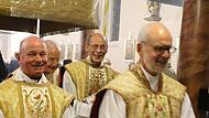 Nach dem Abschiedsgottesdienst verlässt Pfarrer Hans Thurn (2. von rechts) zusammen mit Pfarrvikar Mariusz Dolny (1. von links), Pfarrer Karl Ebner und Domkapitular Armin Haas (rechts) die Kothener Kirche.