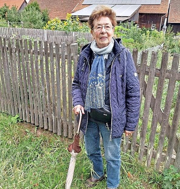 Vor den Schöpfengärten: Frau Knecht staunte über die Blüten- und Pflanzenpracht.