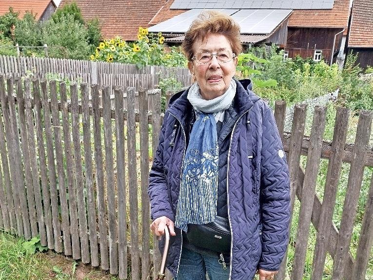 Vor den Schöpfengärten: Frau Knecht staunte über die Blüten- und Pflanzenpracht.