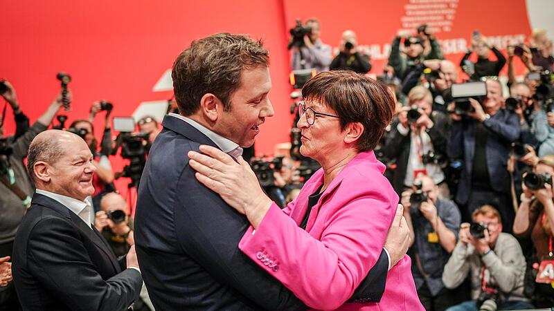 Lars Klingbeil, SPD-Bundesvorsitzender, und Saskia Esken, SPD-Bundesvorsitzende, beim Bundesparteitag der SPD in Berlin. Links daneben freut sich Bundeskanzler Olaf Scholz &uuml;ber deren Wiederwahl.