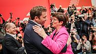 Lars Klingbeil, SPD-Bundesvorsitzender, und Saskia Esken, SPD-Bundesvorsitzende, beim Bundesparteitag der SPD in Berlin. Links daneben freut sich Bundeskanzler Olaf Scholz über deren Wiederwahl.