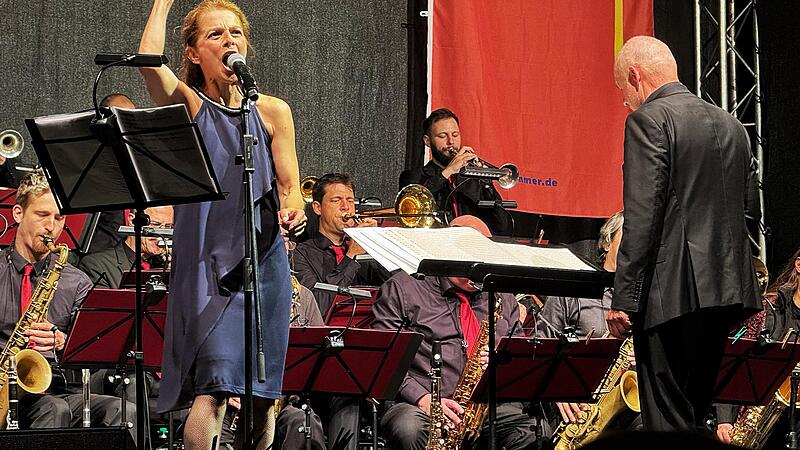 Für Begeisterung sorgte die auch aus dem Fernsehen bekannte Musical- und Theaterschauspielerin und Sängerin Vasiliki Roussi, die zahlreiche der Nummern der Big Band begleitete.