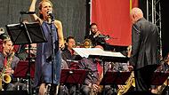 Für Begeisterung sorgte die auch aus dem Fernsehen bekannte Musical- und Theaterschauspielerin und Sängerin Vasiliki Roussi, die zahlreiche der Nummern der Big Band begleitete.