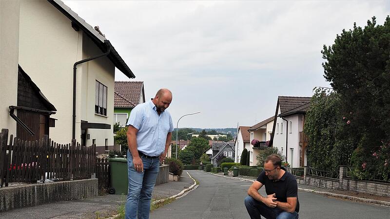 Andr&eacute; Karl vom Bauamt der Gemeinde Weidhausen und B&uuml;rgermeister Markus M&ouml;nch machen sich ein Bild von der Situation am Reu&szlig;enberg.