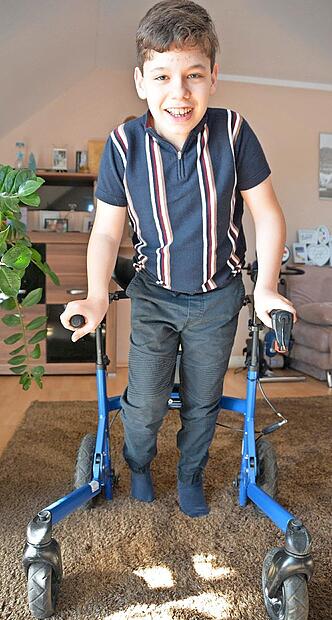 Nur ein paar Schritte schafft Rasul mit dem Rollator. Doch die sind ein riesiger Erfolg f&uuml;r den Zw&ouml;lfj&auml;hrigen, der auf den Rollstuhl angewiesen ist.