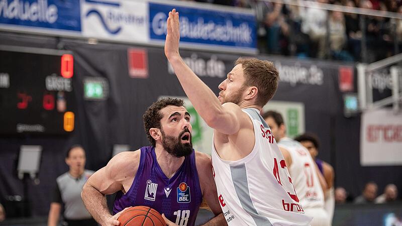 Der G&ouml;ttinger Harper Kamp (l.), dem sich hier Brose-Kapit&auml;n Christian Sengfelder entgegen stellt, stellte im Hinspiel mit 26 Punkten eine Karrierebestleistung auf.