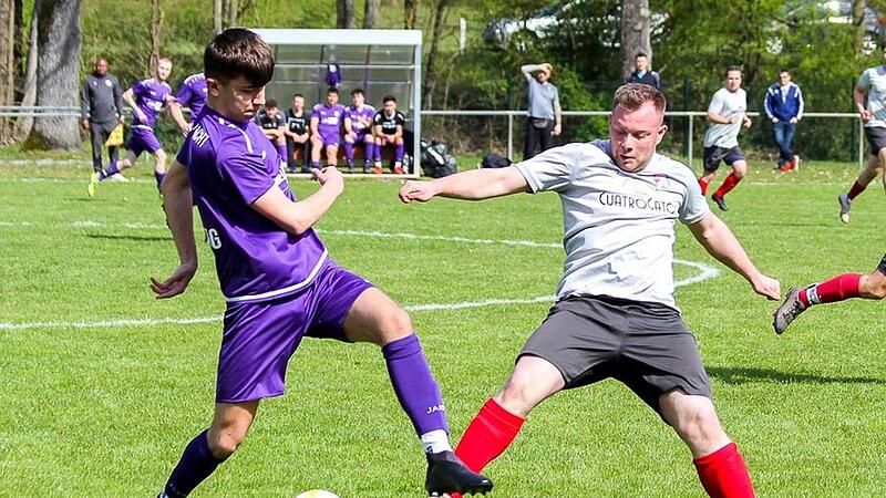 Der FC Eintracht Bamberg (in Violett) und die TSG Bamberg (in Rot-Wei&szlig;) k&auml;mpfen im Entscheidungsspiel um den zweiten Platz in der A-Klasse 1.