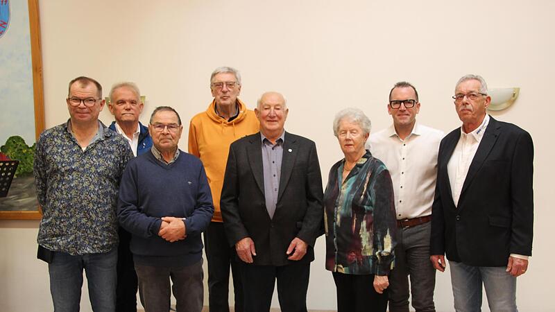 Zu 25 Jahren Treue zum Sozialverband VdK und für fünfjährige ehrenamtliche Vorstandsarbeit gratulierten und dankten Thomas Reuter (l.) sowie Georg Väth und René Gerner (v. r.) den Mitgliedern (v.l.) Siegfried Dill, Günter Hauk, Karl Wiegel, Willi ...
