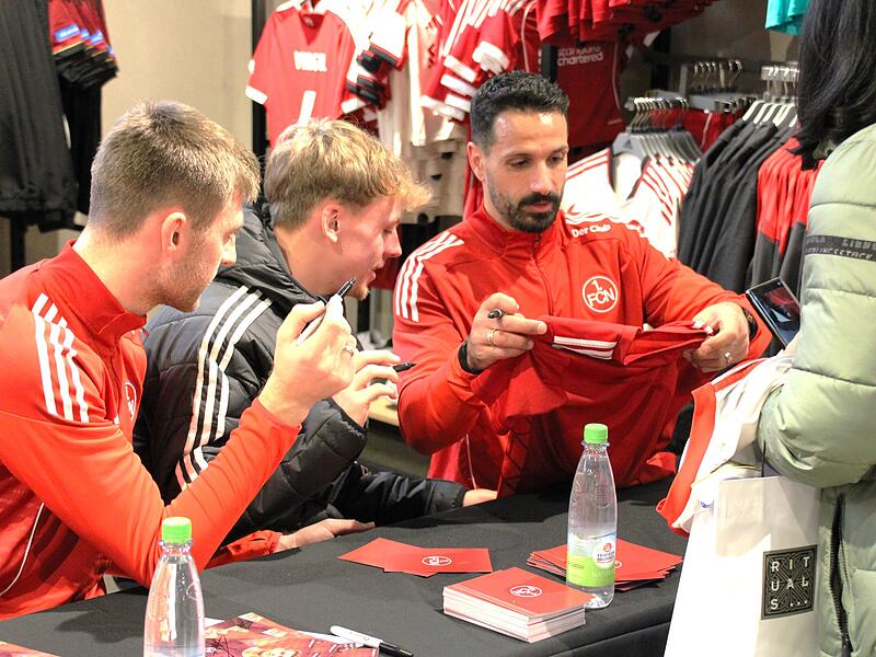 Auch die Spieler hatten sichtlich Spa&szlig; bei der Autogrammstunde des 1. FCN in Herzogenaurach: (v.l.) Robin Knoche, Tim Janisch und Adriano Grimaldi.