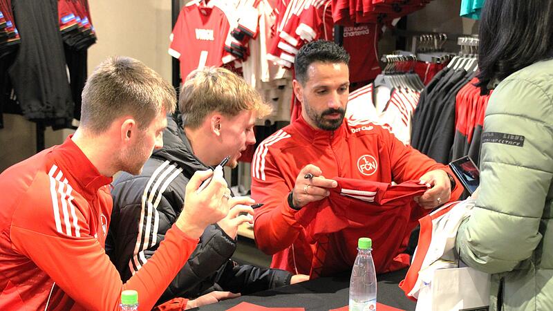 Auch die Spieler hatten sichtlich Spa&szlig; bei der Autogrammstunde des 1. FCN in Herzogenaurach: (v.l.) Robin Knoche, Tim Janisch und Adriano Grimaldi.