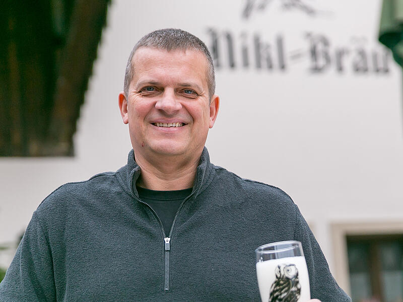 Brauer sucht Biergarten: Mike Schmitt hat viel vor mit seiner Nikl Br&auml;u in Pretzfeld. Und das in Zeiten, in denen das Brauereihandwerk &auml;chzt. Wie er nachhaltig dagegen ankommen will &ndash; und sogar auf den Kellerwald schielt.
