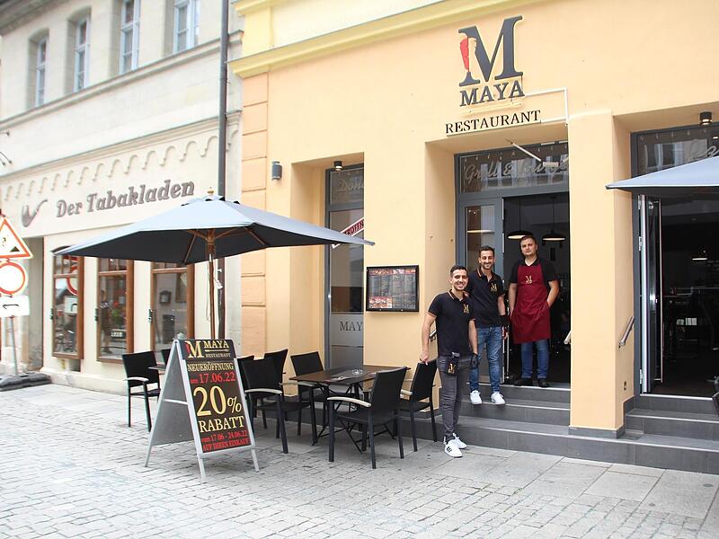 Die Maya-Restaurant-Betreiber vor ihrem Gesch&auml;ft an der Hauptstra&szlig;e unweit des Rathauses. Au&szlig;en stehen nochmals 20 Pl&auml;tze zur Verf&uuml;gung.Forchheim & Fr&auml;nkische Schweiz