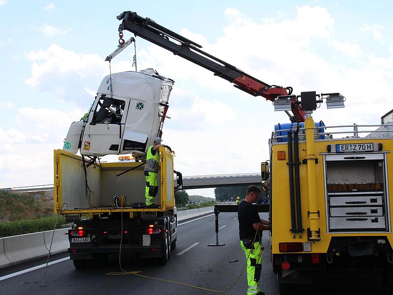 Der Lastwagenunfall legte die Autobahn in Fahrtrichtung mehrere Stunden lahm.